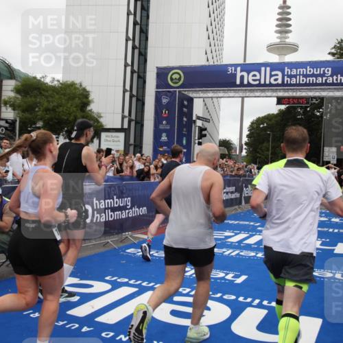 29.06.2025 - hella hamburg halbmarathon Michael Strokosch http://msf.ph/oto/8238955 29.06.2025 10:54:44 Ziel 1125, 1496, 2561, 3310, 7478, 8449, 9012, 10040, 10368, 10376, 12489, 13147, 14239, 15389, 15408, 15584, 17231, 17765, 19000 meine-sportfotos.de