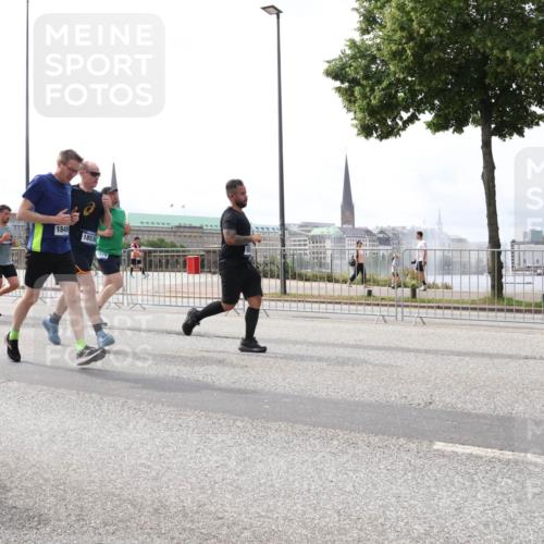29.06.2025 - hella hamburg halbmarathon Lena Gebhardt http://msf.ph/oto/8238996 29.06.2025 10:33:46 Lombardsbrücke 1189, 1275, 1417, 1705, 1787, 1896, 1995, 2342, 2482, 2526, 2776, 3170, 3264, 3340, 3341, 3345, 3560, 3812, 4164, 4361, 4433, 4445, 4449, 4479, 4696, 4807, 4942, 5075, 5096, 5141, 5557, 5561, 5566, 5569, 5584, 5691, 5821, 5822, 5887, 6109, 6364, 6515, 6516, 6854, 6956, 6999, 7027, 7565, 7653, 7705, 8021, 8157, 8202, 8282, 8375, 8377, 8383, 8401, 8891, 9094, 9234, 9258, 9438, 9591, 9592, 9750, 9780, 9799, 9875, 9995, 10007, 10071, 10561, 11811 meine-sportfotos.de