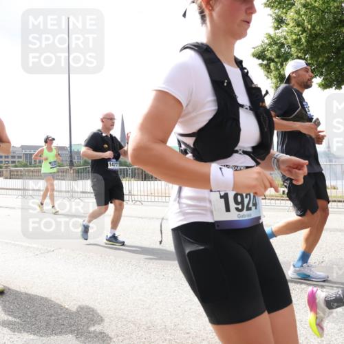 29.06.2025 - hella hamburg halbmarathon Lena Gebhardt http://msf.ph/oto/8239019 29.06.2025 10:45:17 Lombardsbrücke 1024, 1273, 1629, 1685, 1713, 1798, 1924, 2007, 2216, 2217, 2657, 2664, 2779, 2973, 3160, 3164, 3357, 3377, 3570, 3879, 3993, 4099, 4102, 4186, 4224, 4275, 4306, 4337, 4504, 4820, 4851, 5099, 5108, 5190, 5339, 5636, 5949, 6150, 6509, 6763, 6788, 6841, 6888, 6911, 6922, 6980, 7283, 7530, 7541, 7699, 7859, 7912, 8582, 8594, 8605, 8762, 8907, 9036, 9620, 10030, 10182, 10225, 10562, 10566, 10668, 10707, 11314, 12198, 12332, 12334, 12394, 13039, 13261 meine-sportfotos.de