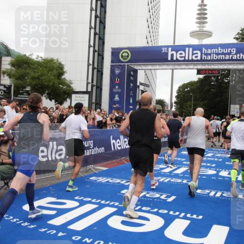 29.06.2025 - hella hamburg halbmarathon Michael Strokosch http://msf.ph/oto/8239051 29.06.2025 10:54:45 Ziel 1125, 1496, 2561, 3310, 6587, 7478, 8449, 9012, 9227, 10040, 10368, 10376, 12489, 13147, 14239, 15389, 15408, 15584, 17231, 17765, 19000 meine-sportfotos.de