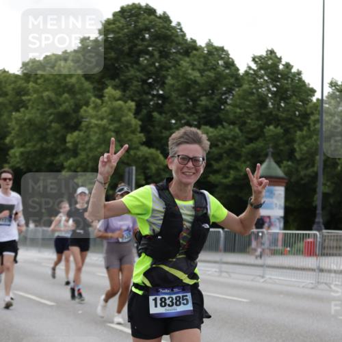 29.06.2025 - hella hamburg halbmarathon Jannik Wohlers http://msf.ph/oto/8239103 29.06.2025 10:29:21 Lombardsbrücke 1063, 1694, 2302, 2699, 3524, 4395, 4580, 5350, 7517, 7832, 8388, 9095, 9937, 10996, 11269, 11376, 11444, 11634, 12216, 12227, 12305, 13031, 13810, 15266, 16306, 17945, 18385 meine-sportfotos.de