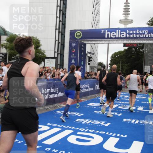 29.06.2025 - hella hamburg halbmarathon Michael Strokosch http://msf.ph/oto/8239111 29.06.2025 10:54:45 Ziel 1125, 1496, 2561, 3310, 6587, 7478, 8449, 9012, 9227, 10040, 10368, 10376, 12489, 13147, 14239, 15389, 15408, 15584, 17231, 17765, 19000 meine-sportfotos.de