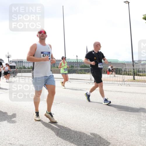 29.06.2025 - hella hamburg halbmarathon Lena Gebhardt http://msf.ph/oto/8239133 29.06.2025 10:45:17 Lombardsbrücke 1024, 1273, 1629, 1685, 1713, 1798, 1924, 2007, 2216, 2217, 2657, 2664, 2779, 2973, 3160, 3164, 3357, 3377, 3570, 3879, 3993, 4099, 4102, 4186, 4224, 4275, 4306, 4337, 4504, 4820, 4851, 5099, 5108, 5190, 5339, 5636, 5949, 6150, 6509, 6763, 6788, 6841, 6888, 6911, 6922, 6980, 7283, 7530, 7541, 7699, 7859, 7912, 8582, 8594, 8605, 8762, 8907, 9036, 9620, 10030, 10182, 10225, 10562, 10566, 10668, 10707, 11314, 12198, 12332, 12334, 12394, 13039, 13261 meine-sportfotos.de