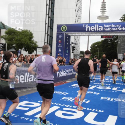 29.06.2025 - hella hamburg halbmarathon Michael Strokosch http://msf.ph/oto/8239134 29.06.2025 10:54:46 Ziel 1125, 1496, 2561, 3310, 6587, 7478, 8449, 9012, 9227, 12186, 12489, 13147, 14239, 15389, 15408, 15584, 17231, 17765, 19000 meine-sportfotos.de