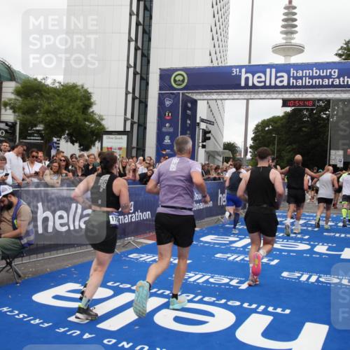29.06.2025 - hella hamburg halbmarathon Michael Strokosch http://msf.ph/oto/8239167 29.06.2025 10:54:46 Ziel 1125, 1496, 2561, 3310, 6587, 7478, 8449, 9012, 9227, 12186, 12489, 13147, 14239, 15389, 15408, 15584, 17231, 17765, 19000 meine-sportfotos.de