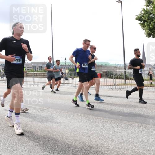29.06.2025 - hella hamburg halbmarathon Lena Gebhardt http://msf.ph/oto/8239185 29.06.2025 10:33:47 Lombardsbrücke 1189, 1275, 1417, 1705, 1787, 1896, 1995, 2342, 2482, 2526, 2776, 3170, 3264, 3340, 3341, 3345, 3560, 3812, 4164, 4361, 4433, 4449, 4479, 4696, 4807, 4942, 5075, 5096, 5141, 5557, 5561, 5566, 5569, 5584, 5691, 5821, 5822, 5887, 6109, 6364, 6515, 6516, 6854, 6956, 6999, 7027, 7565, 7653, 7705, 8021, 8157, 8202, 8277, 8282, 8375, 8377, 8383, 8401, 8891, 9094, 9234, 9258, 9438, 9591, 9592, 9750, 9780, 9799, 9875, 9995, 10007, 10071, 10561, 11811 meine-sportfotos.de