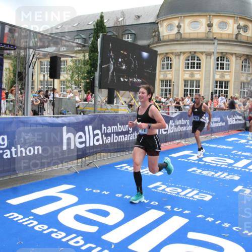 29.06.2025 - hella hamburg halbmarathon Michael Strokosch http://msf.ph/oto/8239193 29.06.2025 10:48:13 Ziel 1914, 4324, 4711, 8916, 9544, 9626, 9638, 12685, 14192, 14814, 15590, 15973, 15981, 16094, 16149, 16269 meine-sportfotos.de