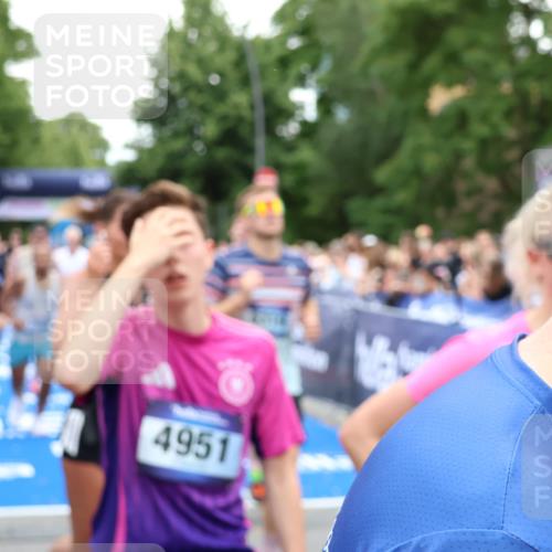 29.06.2025 - hella hamburg halbmarathon Zöllner http://msf.ph/oto/8239197 29.06.2025 10:55:38 Ziel 1120, 2955, 2982, 3037, 8573, 11039, 11554, 11568, 12196, 12515, 12544, 12584, 13267, 14036, 14592, 15896, 16110, 16334, 17615, 18064 meine-sportfotos.de
