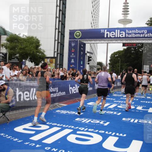 29.06.2025 - hella hamburg halbmarathon Michael Strokosch http://msf.ph/oto/8239217 29.06.2025 10:54:47 Ziel 1125, 1496, 2029, 2561, 3310, 6587, 7478, 8449, 9227, 10044, 12186, 12489, 13147, 14239, 15389, 15408, 15584, 17231, 17765, 19000 meine-sportfotos.de