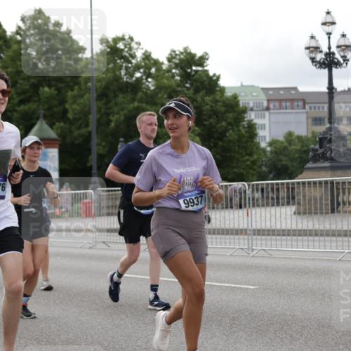 29.06.2025 - hella hamburg halbmarathon Jannik Wohlers http://msf.ph/oto/8239239 29.06.2025 10:29:23 Lombardsbrücke 1063, 1694, 2302, 2699, 3524, 4395, 4580, 5350, 7832, 8388, 8941, 9095, 9937, 11269, 11376, 11444, 11634, 12216, 12227, 12305, 13031, 13810, 15266, 16306, 17529, 17945, 18385 meine-sportfotos.de