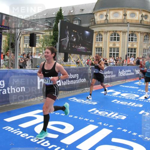 29.06.2025 - hella hamburg halbmarathon Michael Strokosch http://msf.ph/oto/8239249 29.06.2025 10:48:13 Ziel 1914, 4324, 4711, 8916, 9544, 9626, 9638, 12685, 14192, 14814, 15590, 15973, 15981, 16094, 16149, 16269 meine-sportfotos.de