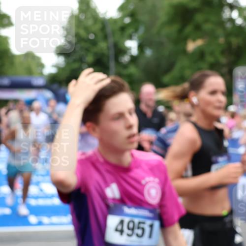 29.06.2025 - hella hamburg halbmarathon Zöllner http://msf.ph/oto/8239272 29.06.2025 10:55:38 Ziel 1120, 2955, 2982, 3037, 8573, 11039, 11554, 11568, 12196, 12515, 12544, 12584, 13267, 14036, 14592, 15896, 16110, 16334, 17615, 18064 meine-sportfotos.de