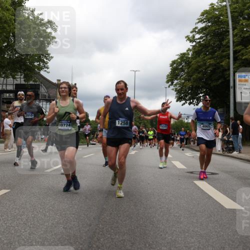 29.06.2025 - hella hamburg halbmarathon Yannick Fuchs http://msf.ph/oto/8239275 29.06.2025 10:47:17 20KM 1061, 1258, 1499, 1706, 1783, 2074, 2082, 2099, 2346, 2910, 3059, 3208, 3209, 3334, 4065, 4419, 4635, 4770, 5077, 5907, 6198, 6628, 6877, 7177, 7509, 7864, 8273, 8361, 8390, 8651, 9065, 9142, 9163, 9537, 10549, 10724, 10891, 10895, 11588, 11589, 11604, 11689, 11992, 12155, 12413, 12490, 12875, 12910, 13289, 13997, 14323, 15061, 15126, 15179, 15430, 15497, 15681, 16467, 16538, 16986, 18134, 18590, 18720, 18901, 19244 meine-sportfotos.de