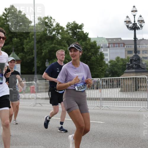 29.06.2025 - hella hamburg halbmarathon Jannik Wohlers http://msf.ph/oto/8239283 29.06.2025 10:29:24 Lombardsbrücke 1063, 1694, 2302, 2699, 4395, 4580, 5350, 8388, 8941, 9095, 9937, 11269, 11376, 11444, 11634, 12216, 12227, 12305, 13031, 13810, 15266, 17529, 18385 meine-sportfotos.de