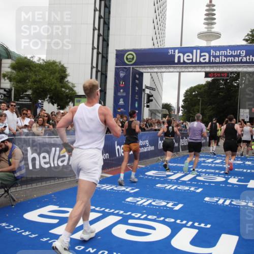 29.06.2025 - hella hamburg halbmarathon Michael Strokosch http://msf.ph/oto/8239315 29.06.2025 10:54:48 Ziel 1125, 1496, 2029, 2561, 3310, 4231, 6587, 7478, 8449, 9227, 10044, 12186, 12489, 13147, 14239, 15389, 15408, 15584, 17231, 17765, 19000 meine-sportfotos.de