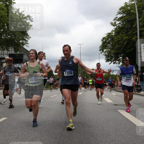 29.06.2025 - hella hamburg halbmarathon Yannick Fuchs http://msf.ph/oto/8239322 29.06.2025 10:47:17 20KM 1061, 1258, 1499, 1706, 1783, 2074, 2082, 2099, 2346, 2910, 3059, 3208, 3209, 3334, 4065, 4419, 4635, 4770, 5077, 5907, 6198, 6628, 6877, 7177, 7509, 7864, 8273, 8361, 8390, 8651, 9065, 9142, 9163, 9537, 10549, 10724, 10891, 10895, 11588, 11589, 11604, 11689, 11992, 12155, 12413, 12490, 12875, 12910, 13289, 13997, 14323, 15061, 15126, 15179, 15430, 15497, 15681, 16467, 16538, 16986, 18134, 18590, 18720, 18901, 19244 meine-sportfotos.de