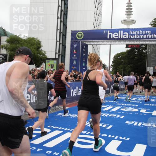 29.06.2025 - hella hamburg halbmarathon Michael Strokosch http://msf.ph/oto/8239331 29.06.2025 10:54:49 Ziel 1125, 1496, 2029, 2561, 3310, 4231, 6587, 7478, 8449, 9227, 10044, 12186, 12489, 13147, 14239, 15389, 15408, 15584, 17231, 17765, 19000 meine-sportfotos.de