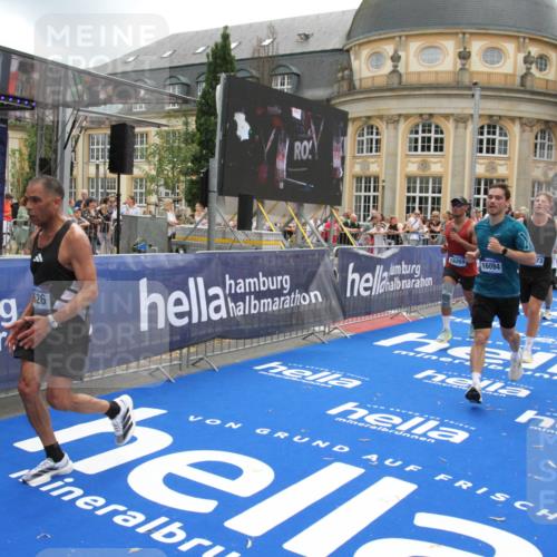 29.06.2025 - hella hamburg halbmarathon Michael Strokosch http://msf.ph/oto/8239346 29.06.2025 10:48:14 Ziel 1914, 4711, 7599, 8916, 9544, 9626, 9638, 11211, 12685, 14192, 14814, 15590, 15629, 15973, 15981, 16094, 16269, 19127 meine-sportfotos.de