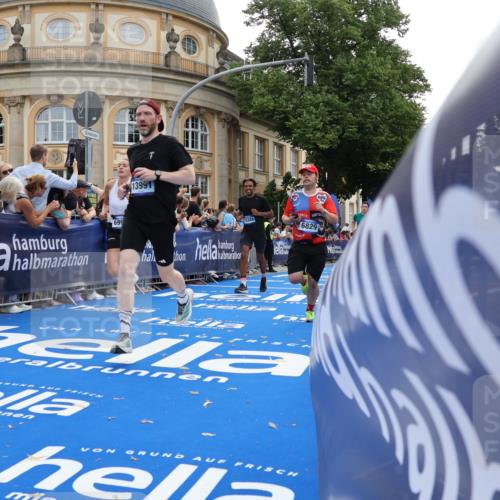 29.06.2025 - hella hamburg halbmarathon Strokosch-Dieckow http://msf.ph/oto/8239382 29.06.2025 10:36:18 Ziel 2774, 6829, 6993, 8084, 11304, 12051, 13991, 14075, 14601, 15115, 15348, 16158, 17192, 17329, 18062 meine-sportfotos.de