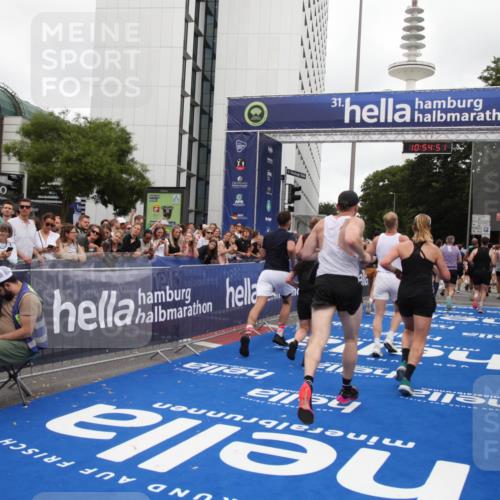 29.06.2025 - hella hamburg halbmarathon Michael Strokosch http://msf.ph/oto/8239383 29.06.2025 10:54:50 Ziel 1496, 2029, 2561, 3310, 4231, 6587, 7478, 8449, 9227, 10044, 12186, 13147, 14239, 15389, 15408, 15584, 17231, 19000 meine-sportfotos.de