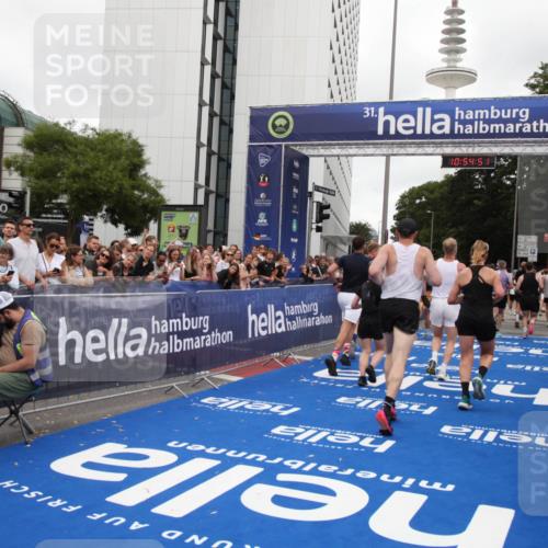 29.06.2025 - hella hamburg halbmarathon Michael Strokosch http://msf.ph/oto/8239424 29.06.2025 10:54:50 Ziel 1496, 2029, 2561, 3310, 4231, 6587, 7478, 8449, 9227, 10044, 12186, 13147, 14239, 15389, 15408, 15584, 17231, 19000 meine-sportfotos.de