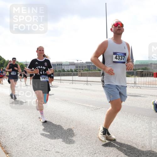 29.06.2025 - hella hamburg halbmarathon Lena Gebhardt http://msf.ph/oto/8239444 29.06.2025 10:45:17 Lombardsbrücke 1024, 1273, 1629, 1685, 1713, 1798, 1924, 2007, 2216, 2217, 2657, 2664, 2779, 2973, 3160, 3164, 3357, 3377, 3570, 3879, 3993, 4099, 4102, 4186, 4224, 4275, 4306, 4337, 4504, 4820, 4851, 5099, 5108, 5190, 5339, 5636, 5949, 6150, 6509, 6763, 6788, 6841, 6888, 6911, 6922, 6980, 7283, 7530, 7541, 7699, 7859, 7912, 8582, 8594, 8605, 8762, 8907, 9036, 9620, 10030, 10182, 10225, 10562, 10566, 10668, 10707, 11314, 12198, 12332, 12334, 12394, 13039, 13261 meine-sportfotos.de