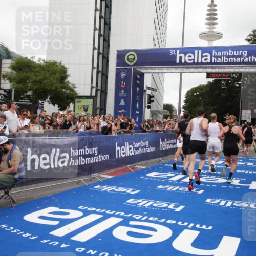 29.06.2025 - hella hamburg halbmarathon Michael Strokosch http://msf.ph/oto/8239451 29.06.2025 10:54:50 Ziel 1496, 2029, 2561, 3310, 4231, 6587, 7478, 8449, 9227, 10044, 12186, 13147, 14239, 15389, 15408, 15584, 17231, 19000 meine-sportfotos.de