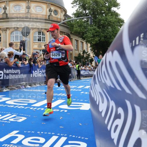 29.06.2025 - hella hamburg halbmarathon Strokosch-Dieckow http://msf.ph/oto/8239471 29.06.2025 10:36:19 Ziel 6829, 6993, 8084, 10404, 10852, 11304, 12051, 12916, 13991, 14075, 14601, 15115, 15348, 16158, 17192, 17329, 18062 meine-sportfotos.de