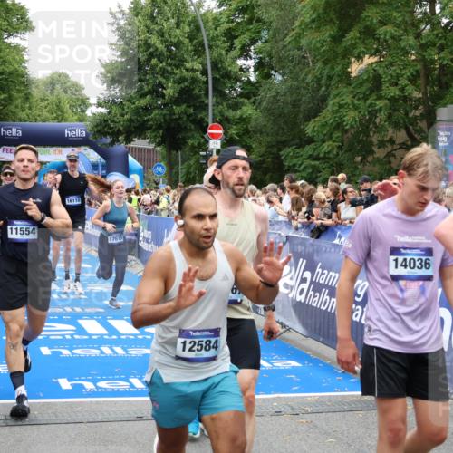 29.06.2025 - hella hamburg halbmarathon Zöllner http://msf.ph/oto/8239477 29.06.2025 10:55:41 Ziel 1120, 1143, 1834, 2955, 2982, 3037, 4897, 8255, 8573, 8618, 10212, 11039, 11554, 11568, 12196, 12515, 12544, 14909, 15896, 16110, 17615, 18064 meine-sportfotos.de