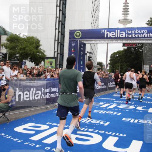 29.06.2025 - hella hamburg halbmarathon Michael Strokosch http://msf.ph/oto/8239484 29.06.2025 10:54:51 Ziel 1496, 2029, 2561, 4231, 6587, 8449, 9227, 10044, 12186, 13147, 14239, 15408, 17231, 17261 meine-sportfotos.de
