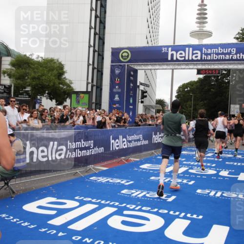 29.06.2025 - hella hamburg halbmarathon Michael Strokosch http://msf.ph/oto/8239512 29.06.2025 10:54:52 Ziel 1506, 2029, 2561, 4231, 6587, 8449, 9227, 10044, 12186, 13147, 14239, 14660, 15408, 17231, 17261 meine-sportfotos.de