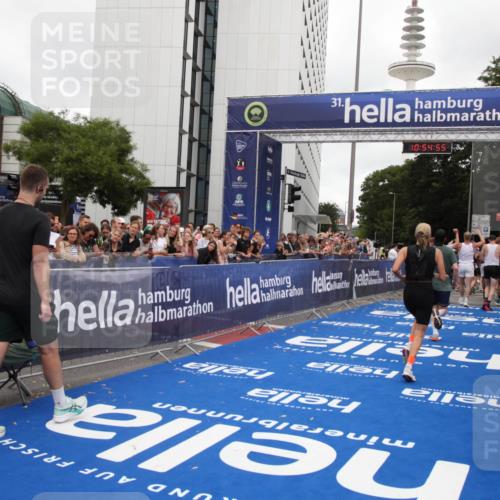 29.06.2025 - hella hamburg halbmarathon Michael Strokosch http://msf.ph/oto/8239544 29.06.2025 10:54:53 Ziel 1506, 2029, 2561, 4231, 6587, 9227, 10044, 12186, 13147, 14660, 17261 meine-sportfotos.de