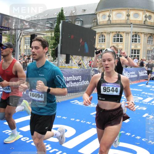 29.06.2025 - hella hamburg halbmarathon Michael Strokosch http://msf.ph/oto/8239547 29.06.2025 10:48:15 Ziel 1914, 4711, 7599, 8916, 9544, 9626, 11211, 12685, 14192, 14797, 14814, 15590, 15629, 15973, 15981, 16094, 16269, 19127 meine-sportfotos.de