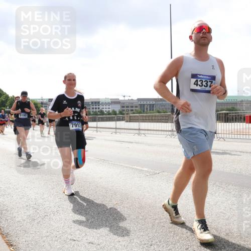 29.06.2025 - hella hamburg halbmarathon Lena Gebhardt http://msf.ph/oto/8239554 29.06.2025 10:45:17 Lombardsbrücke 1024, 1273, 1629, 1685, 1713, 1798, 1924, 2007, 2216, 2217, 2657, 2664, 2779, 2973, 3160, 3164, 3357, 3377, 3570, 3879, 3993, 4099, 4102, 4186, 4224, 4275, 4306, 4337, 4504, 4820, 4851, 5099, 5108, 5190, 5339, 5636, 5949, 6150, 6509, 6763, 6788, 6841, 6888, 6911, 6922, 6980, 7283, 7530, 7541, 7699, 7859, 7912, 8582, 8594, 8605, 8762, 8907, 9036, 9620, 10030, 10182, 10225, 10562, 10566, 10668, 10707, 11314, 12198, 12332, 12334, 12394, 13039, 13261 meine-sportfotos.de