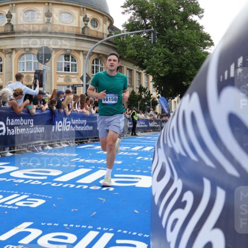 29.06.2025 - hella hamburg halbmarathon Strokosch-Dieckow http://msf.ph/oto/8239566 29.06.2025 10:36:20 Ziel 6829, 6993, 8084, 10404, 10680, 10852, 11304, 12051, 12916, 13991, 14075, 15348, 16158, 17192, 18062 meine-sportfotos.de