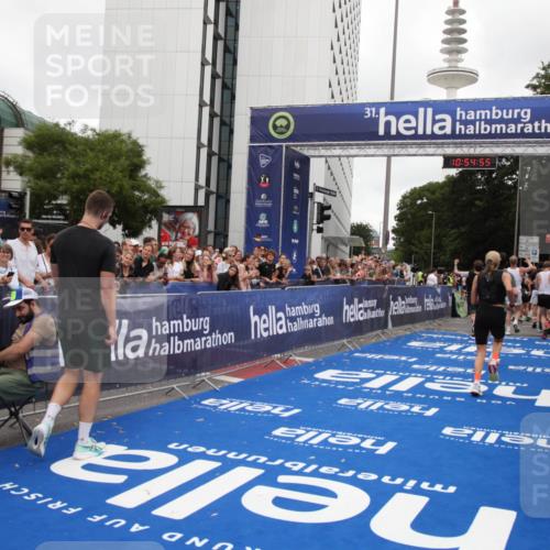 29.06.2025 - hella hamburg halbmarathon Michael Strokosch http://msf.ph/oto/8239589 29.06.2025 10:54:54 Ziel 1506, 2029, 4231, 6587, 9227, 10044, 12186, 14660, 16623, 16868, 17261 meine-sportfotos.de