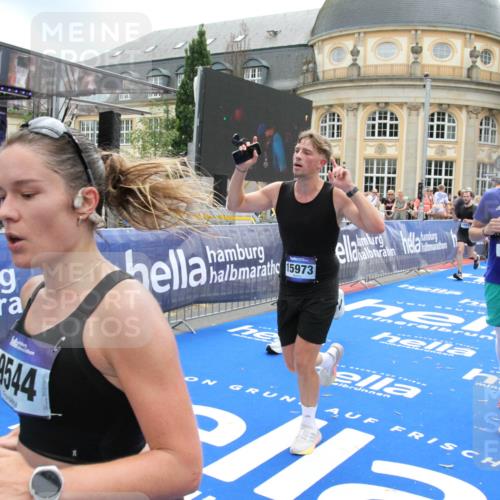 29.06.2025 - hella hamburg halbmarathon Michael Strokosch http://msf.ph/oto/8239605 29.06.2025 10:48:15 Ziel 1914, 4711, 7599, 8916, 9544, 9626, 11211, 12685, 14192, 14797, 14814, 15590, 15629, 15973, 15981, 16094, 16269, 19127 meine-sportfotos.de