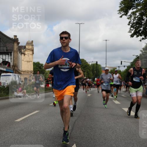 29.06.2025 - hella hamburg halbmarathon Yannick Fuchs http://msf.ph/oto/8239637 29.06.2025 10:34:47 20KM 1603, 1975, 2324, 2714, 2750, 2826, 4381, 4766, 4888, 5375, 5409, 5508, 5803, 6080, 6149, 6152, 6649, 7109, 7495, 7622, 8465, 8467, 8574, 8933, 9294, 10900, 10968, 11731, 12088, 12540, 12704, 12865, 13029, 14699, 14924, 15015, 15424, 15813, 16580, 16761, 17245, 17973, 18614, 18979 meine-sportfotos.de