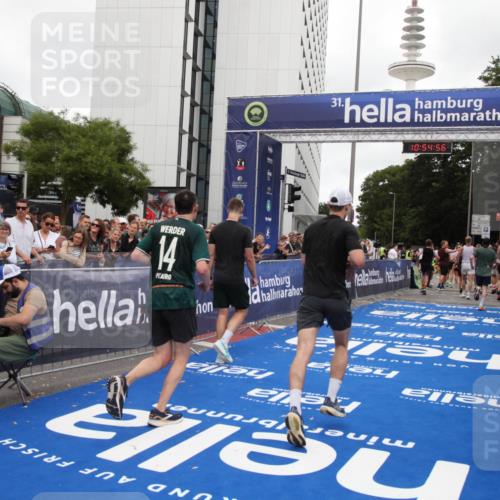 29.06.2025 - hella hamburg halbmarathon Michael Strokosch http://msf.ph/oto/8239640 29.06.2025 10:54:55 Ziel 1327, 1506, 2029, 4231, 6994, 10044, 12186, 14660, 16623, 16868, 17261 meine-sportfotos.de