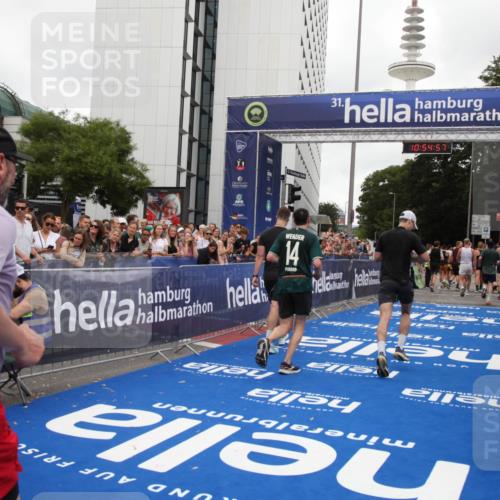 29.06.2025 - hella hamburg halbmarathon Michael Strokosch http://msf.ph/oto/8239641 29.06.2025 10:54:56 Ziel 1327, 1506, 2029, 4231, 6994, 10044, 14638, 14660, 15156, 16623, 16868, 17261 meine-sportfotos.de