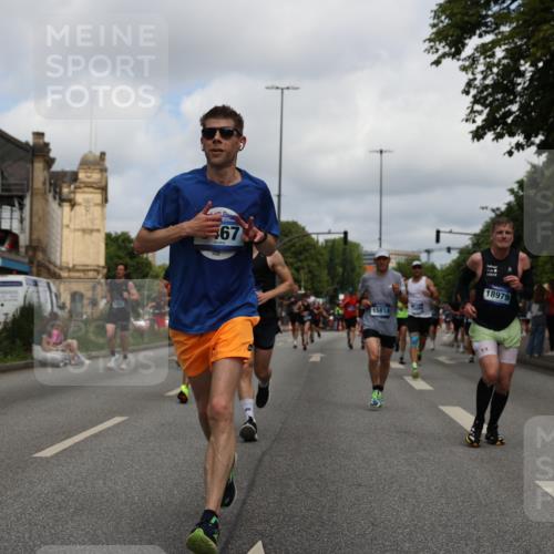 29.06.2025 - hella hamburg halbmarathon Yannick Fuchs http://msf.ph/oto/8239646 29.06.2025 10:34:47 20KM 1603, 1975, 2324, 2714, 2750, 2826, 4381, 4766, 4888, 5375, 5409, 5508, 5803, 6080, 6149, 6152, 6649, 7109, 7495, 7622, 8465, 8467, 8574, 8933, 9294, 10900, 10968, 11731, 12088, 12540, 12704, 12865, 13029, 14699, 14924, 15015, 15424, 15813, 16580, 16761, 17245, 17973, 18614, 18979 meine-sportfotos.de