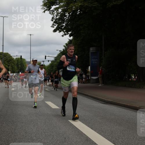 29.06.2025 - hella hamburg halbmarathon Yannick Fuchs http://msf.ph/oto/8239657 29.06.2025 10:34:47 20KM 1603, 1975, 2324, 2714, 2750, 2826, 4381, 4766, 4888, 5375, 5409, 5508, 5803, 6080, 6149, 6152, 6649, 7109, 7495, 7622, 8465, 8467, 8574, 8933, 9294, 10900, 10968, 11731, 12088, 12540, 12704, 12865, 13029, 14699, 14924, 15015, 15424, 15813, 16580, 16761, 17245, 17973, 18614, 18979 meine-sportfotos.de