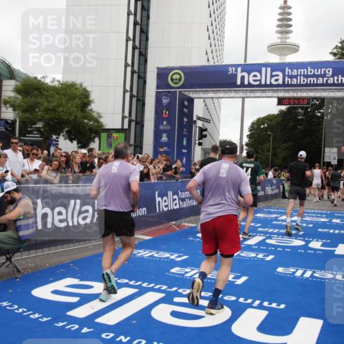 29.06.2025 - hella hamburg halbmarathon Michael Strokosch http://msf.ph/oto/8239658 29.06.2025 10:54:57 Ziel 1327, 1506, 4231, 6994, 8514, 14638, 14660, 15156, 16623, 16868, 17261, 18325 meine-sportfotos.de