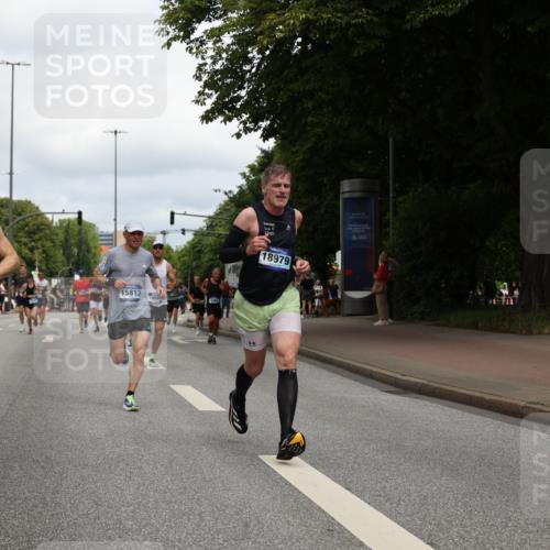 29.06.2025 - hella hamburg halbmarathon Yannick Fuchs http://msf.ph/oto/8239671 29.06.2025 10:34:47 20KM 1603, 1975, 2324, 2714, 2750, 2826, 4381, 4766, 4888, 5375, 5409, 5508, 5803, 6080, 6149, 6152, 6649, 7109, 7495, 7622, 8465, 8467, 8574, 8933, 9294, 10900, 10968, 11731, 12088, 12540, 12704, 12865, 13029, 14699, 14924, 15015, 15424, 15813, 16580, 16761, 17245, 17973, 18614, 18979 meine-sportfotos.de