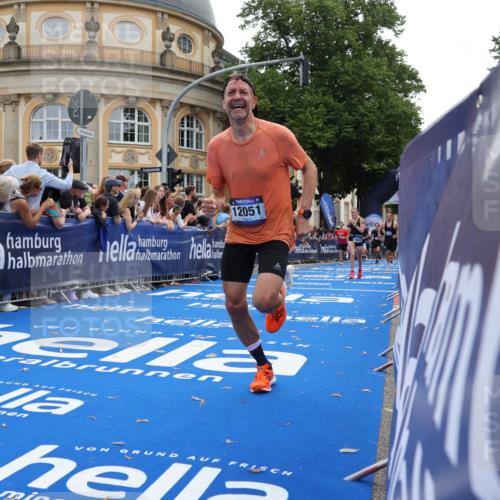 29.06.2025 - hella hamburg halbmarathon Strokosch-Dieckow http://msf.ph/oto/8239673 29.06.2025 10:36:23 Ziel 8084, 9296, 10404, 10680, 10852, 11304, 11833, 12051, 12916, 14075, 15348, 16158, 17192, 17723, 18062 meine-sportfotos.de