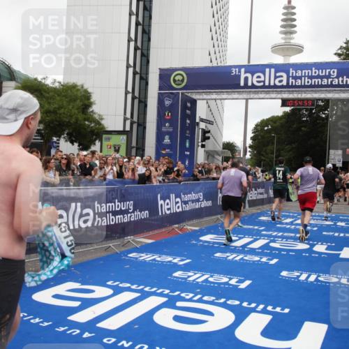 29.06.2025 - hella hamburg halbmarathon Michael Strokosch http://msf.ph/oto/8239689 29.06.2025 10:54:58 Ziel 1327, 1506, 6994, 8514, 10266, 13988, 14638, 14660, 14845, 15156, 16047, 16623, 16868, 17261, 18325 meine-sportfotos.de