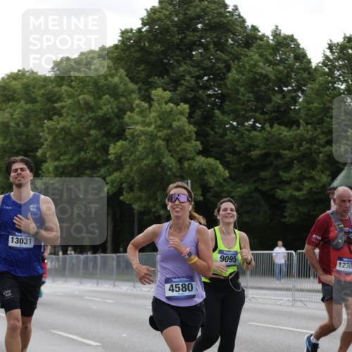 29.06.2025 - hella hamburg halbmarathon Jannik Wohlers http://msf.ph/oto/8239692 29.06.2025 10:29:28 Lombardsbrücke 1097, 1694, 2302, 2699, 3613, 4395, 4580, 5063, 5322, 5350, 8388, 8792, 8941, 9095, 9937, 10162, 11376, 11444, 12216, 12227, 12305, 12537, 13031, 13810, 15266, 17529, 18385 meine-sportfotos.de
