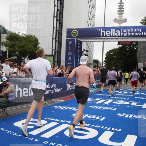29.06.2025 - hella hamburg halbmarathon Michael Strokosch http://msf.ph/oto/8239704 29.06.2025 10:54:59 Ziel 1327, 1506, 3652, 5020, 6433, 6994, 8514, 8698, 10266, 13988, 14638, 14660, 14845, 15156, 16047, 16623, 16868, 17261, 18181, 18325 meine-sportfotos.de