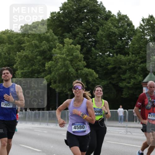 29.06.2025 - hella hamburg halbmarathon Jannik Wohlers http://msf.ph/oto/8239714 29.06.2025 10:29:28 Lombardsbrücke 1097, 1694, 2302, 2699, 3613, 4395, 4580, 5063, 5322, 5350, 8388, 8792, 8941, 9095, 9937, 10162, 11376, 11444, 12216, 12227, 12305, 12537, 13031, 13810, 15266, 17529, 18385 meine-sportfotos.de