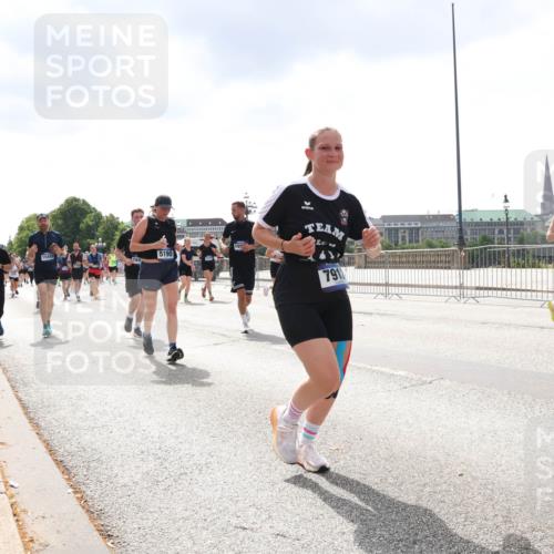 29.06.2025 - hella hamburg halbmarathon Lena Gebhardt http://msf.ph/oto/8239723 29.06.2025 10:45:18 Lombardsbrücke 1024, 1273, 1629, 1685, 1713, 1798, 1924, 2007, 2008, 2216, 2217, 2657, 2664, 2779, 2973, 3160, 3164, 3357, 3377, 3570, 3879, 3993, 4099, 4102, 4186, 4224, 4275, 4306, 4337, 4504, 4820, 4851, 5099, 5108, 5190, 5339, 5636, 5949, 6150, 6509, 6763, 6788, 6841, 6888, 6911, 6922, 6980, 7283, 7530, 7541, 7699, 7859, 7912, 8582, 8594, 8605, 8745, 8762, 8907, 9036, 9620, 10030, 10182, 10225, 10562, 10566, 10668, 10707, 11314, 12198, 12332, 12334, 12394, 13039, 13261 meine-sportfotos.de